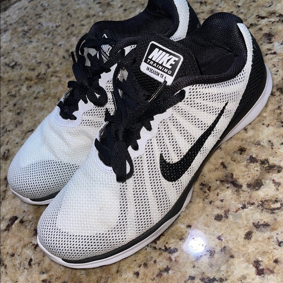 Nike Training Lightweight Mesh Sneakers in White and Black - Picture 3 of 12